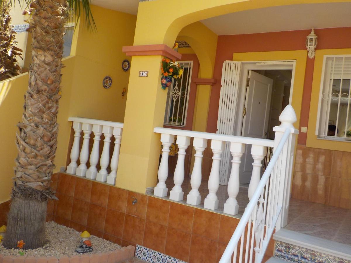 Сasa de vacaciones Casa La Zenia Elite Townhouse With Shared Pool And 10 Minutes Walk To Beach Oriola (Orihuela)