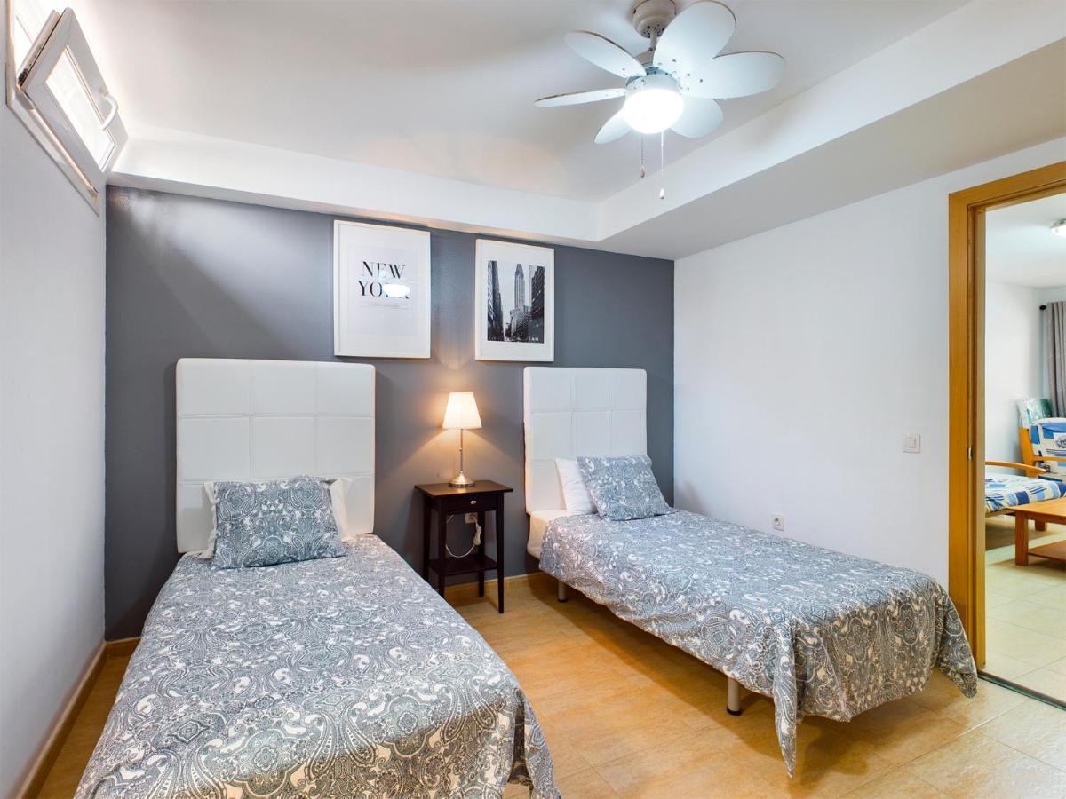 Modern 3 Bedroom House With Large Pool And Fast Internet, 100ft From The Sea - Sleeps 6 *