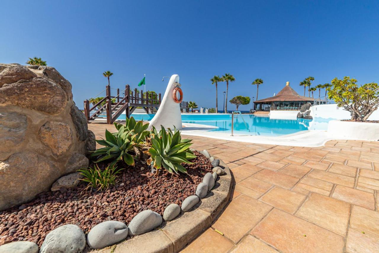 Perla Marina En Rocas Del Mar Arona (Tenerife)