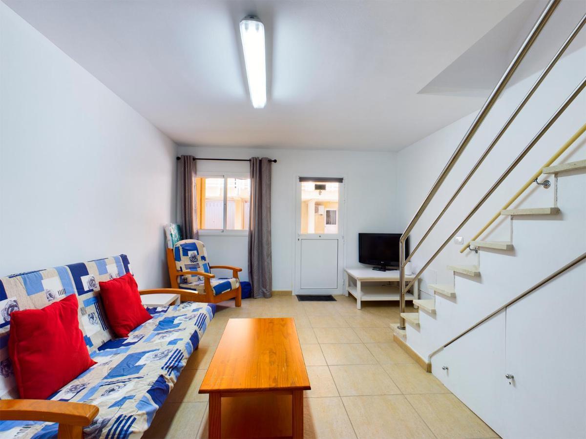 Modern 3 Bedroom House With Large Pool And Fast Internet, 100ft From The Sea - Sleeps 6 Сasa de vacaciones Caleta de Fuste
