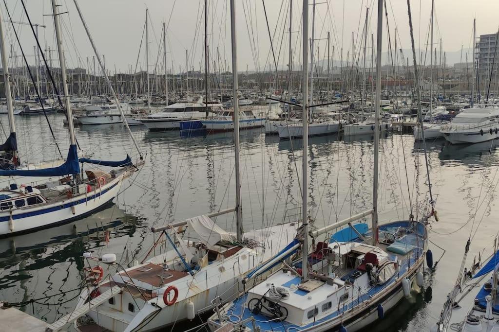 Precioso Barco En Barcelona