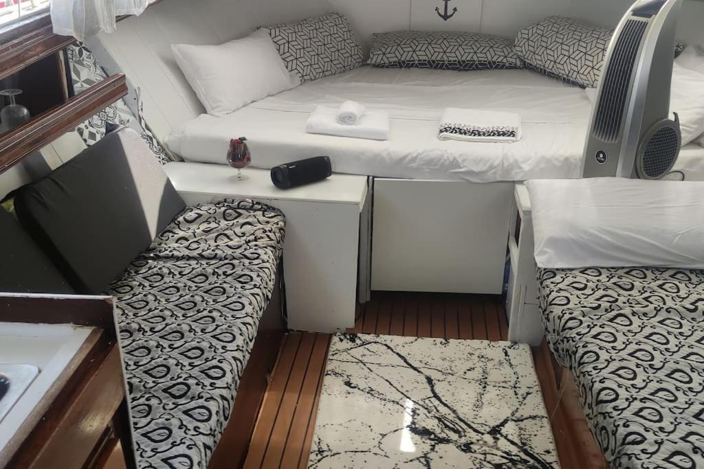 Botel Precioso Barco En Barcelona
