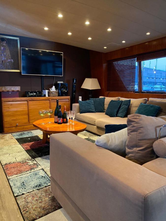 Amazing Boat To Sleep In Barcelona Hotel en barco