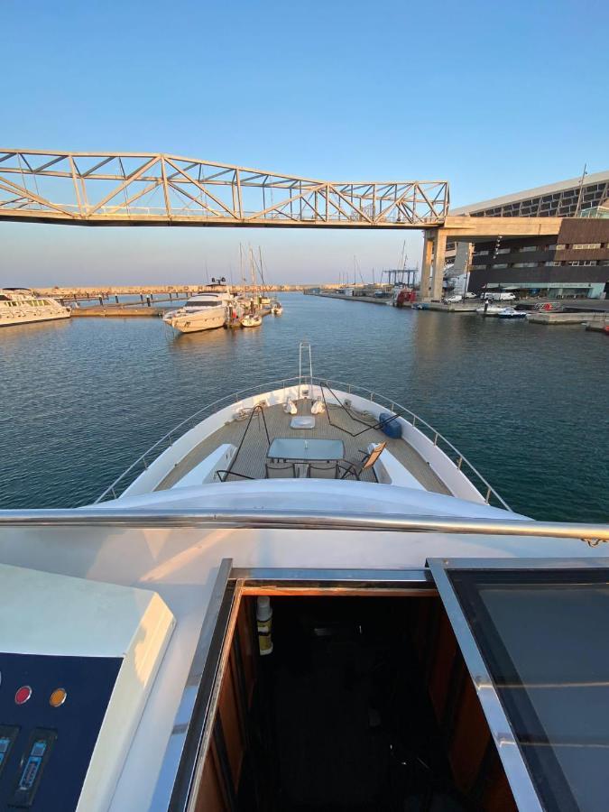 Amazing Boat To Sleep In Barcelona Hotel en barco Sant Adrià de Besòs