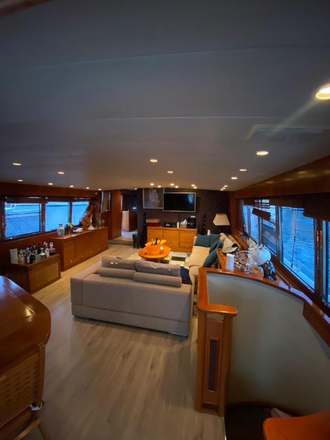 Amazing Boat To Sleep In Barcelona Hotel en barco