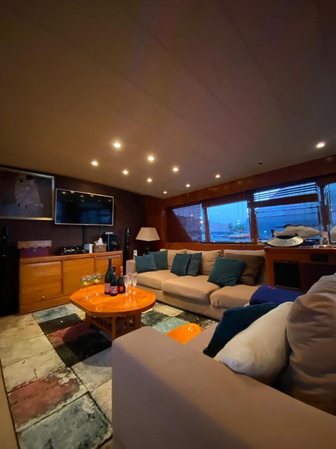Amazing Boat To Sleep In Barcelona Hotel en barco *