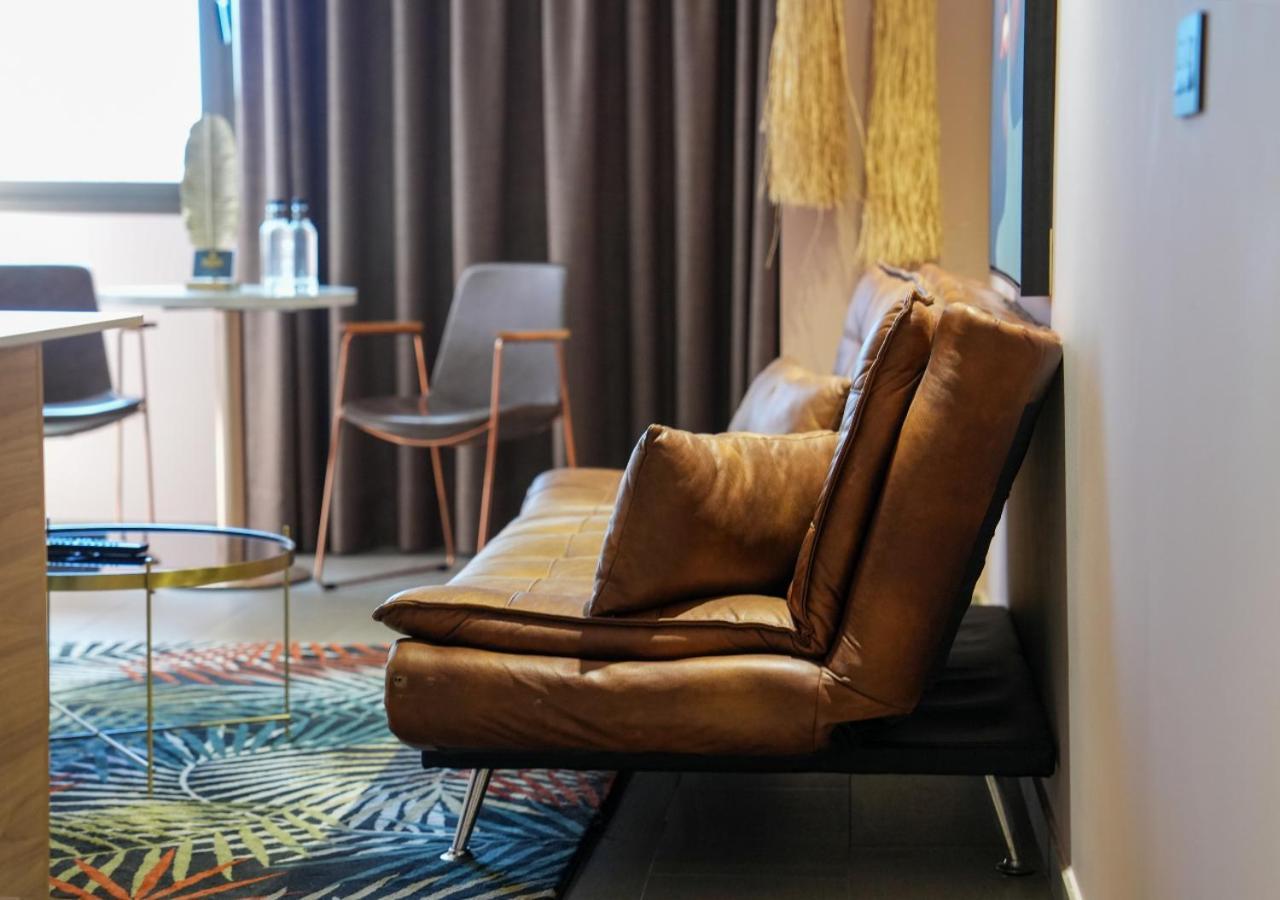 Poem Suites, Canteras