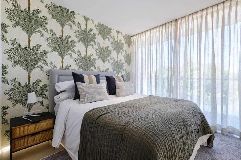 Theedgebythesea Palm Tree Apartment