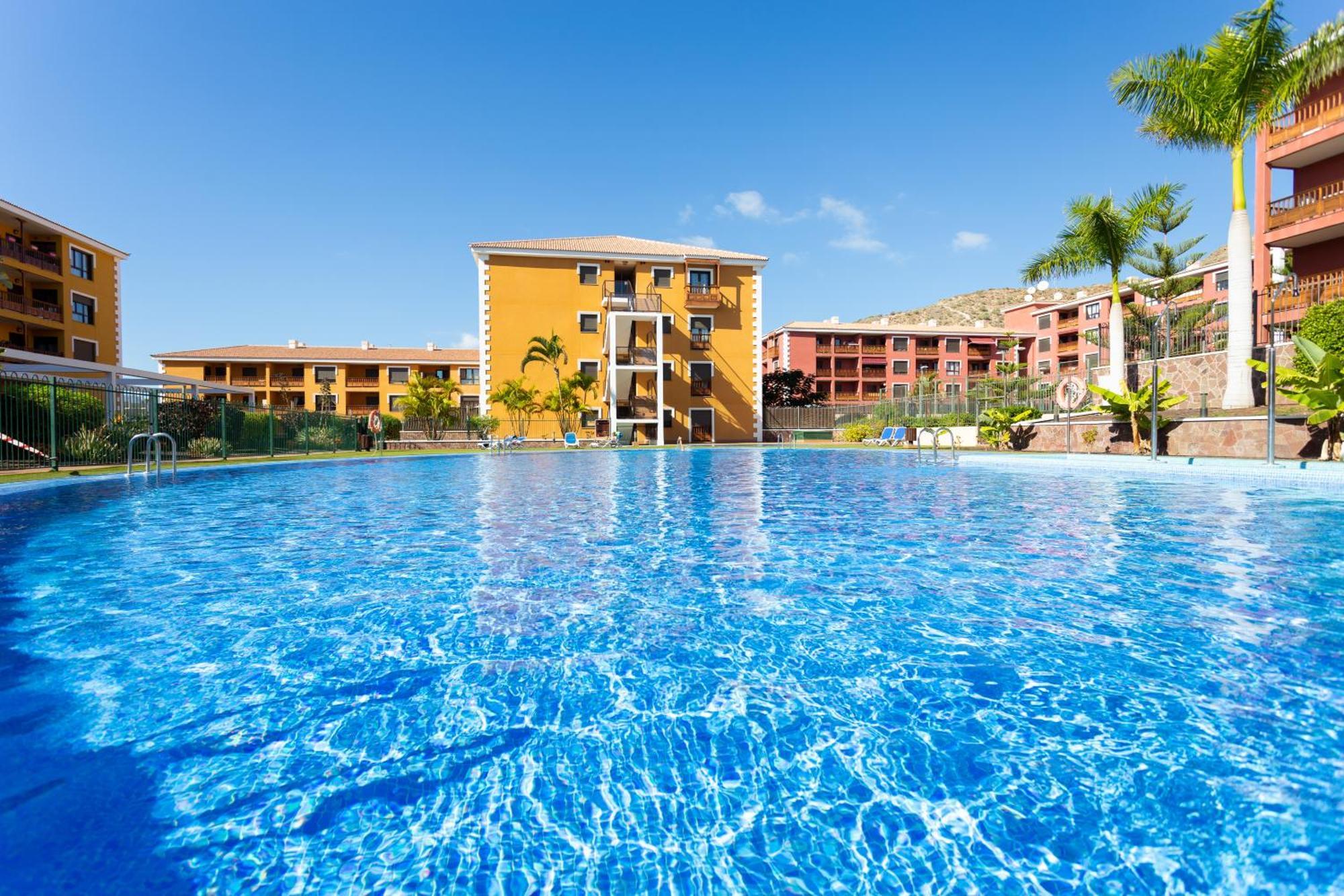 Home2book Bright Pool View El Mocan