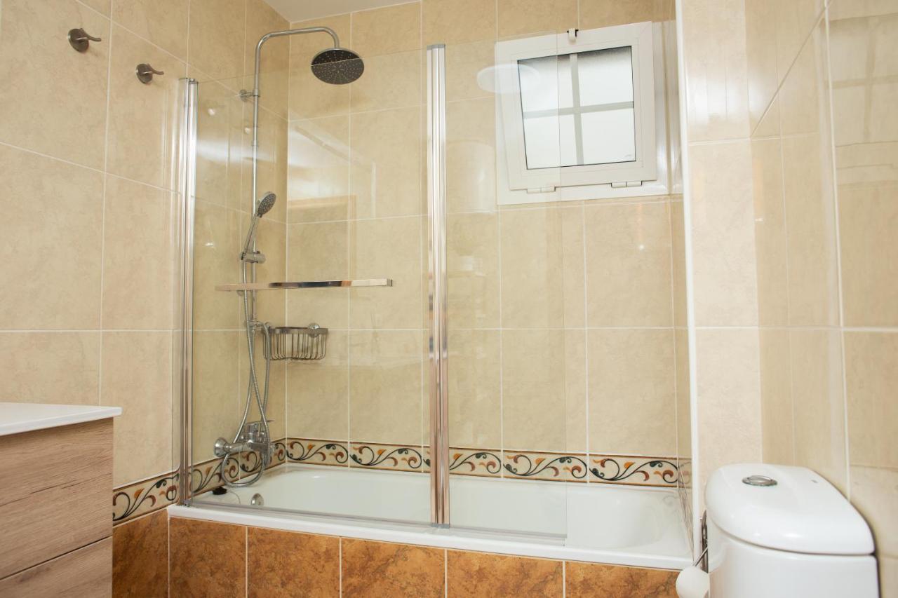 Apto Isa: Amplio Y Acogedor Apto De 75m Con Terraza, Aire Acondicionado Y Parking Gratuito Apartment *