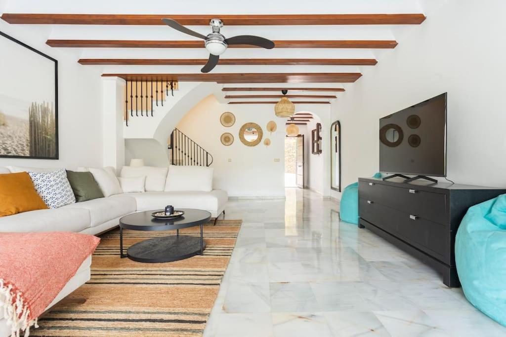 Stylish Spanish 3 Bd Townhouse On The Golden Mile *