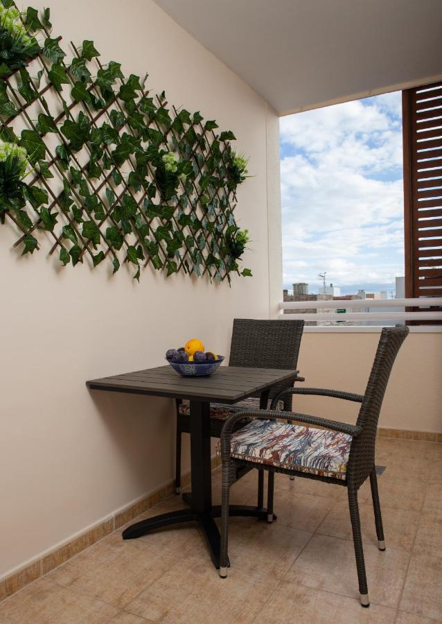 Apto Isa: Amplio Y Acogedor Apto De 75m Con Terraza, Aire Acondicionado Y Parking Gratuito Apartment