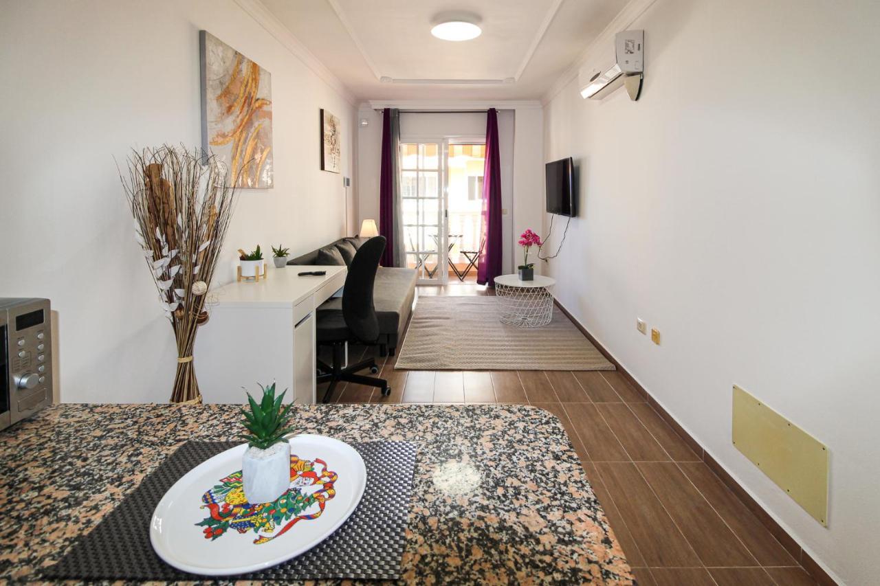 Beautiful Renovated With Air Conditioning Just Steps From The Sea In Apartment