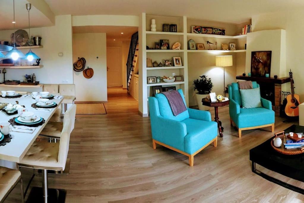 2 Story, 5 Bedroom, 3 Bath Flat, Steps From The & Cliff Walk Llafranc