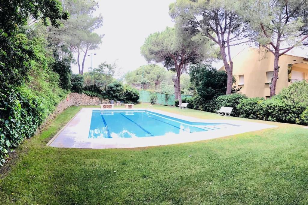 2 Story, 5 Bedroom, 3 Bath Flat, Steps From The & Cliff Walk