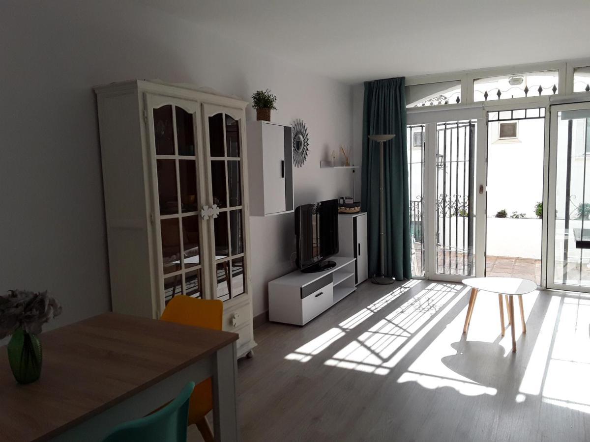 Dona Lola , Luminoso Calahonda, Mijas * Sitio de Calahonda