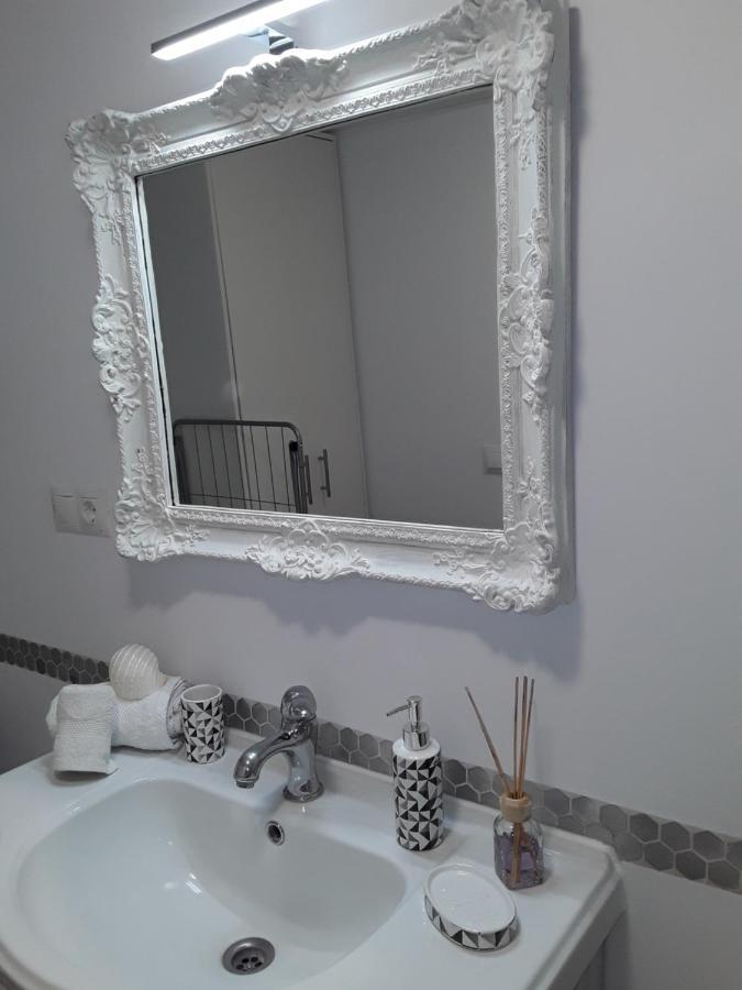 Dona Lola , Luminoso Calahonda, Mijas * Sitio de Calahonda