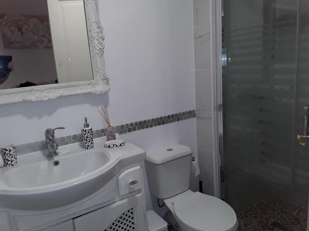 Dona Lola , Luminoso Calahonda, Mijas * Sitio de Calahonda