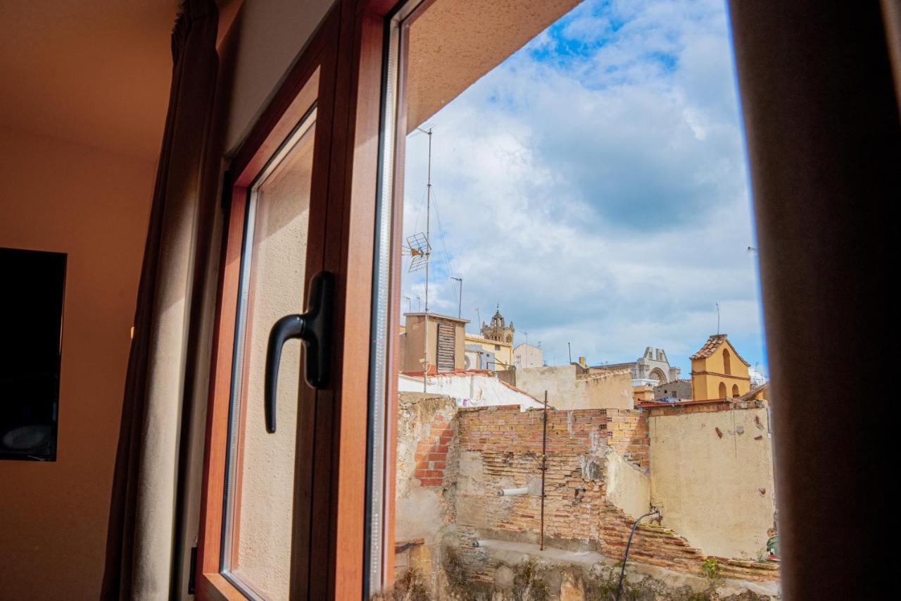 2 En La Muralla Romana Junto A La Catedral Tarragona