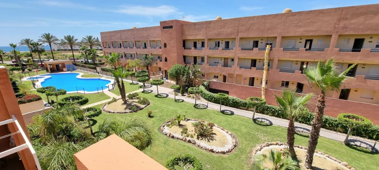 Paraiso De Playa: Beachfront With Pool Views Apartment