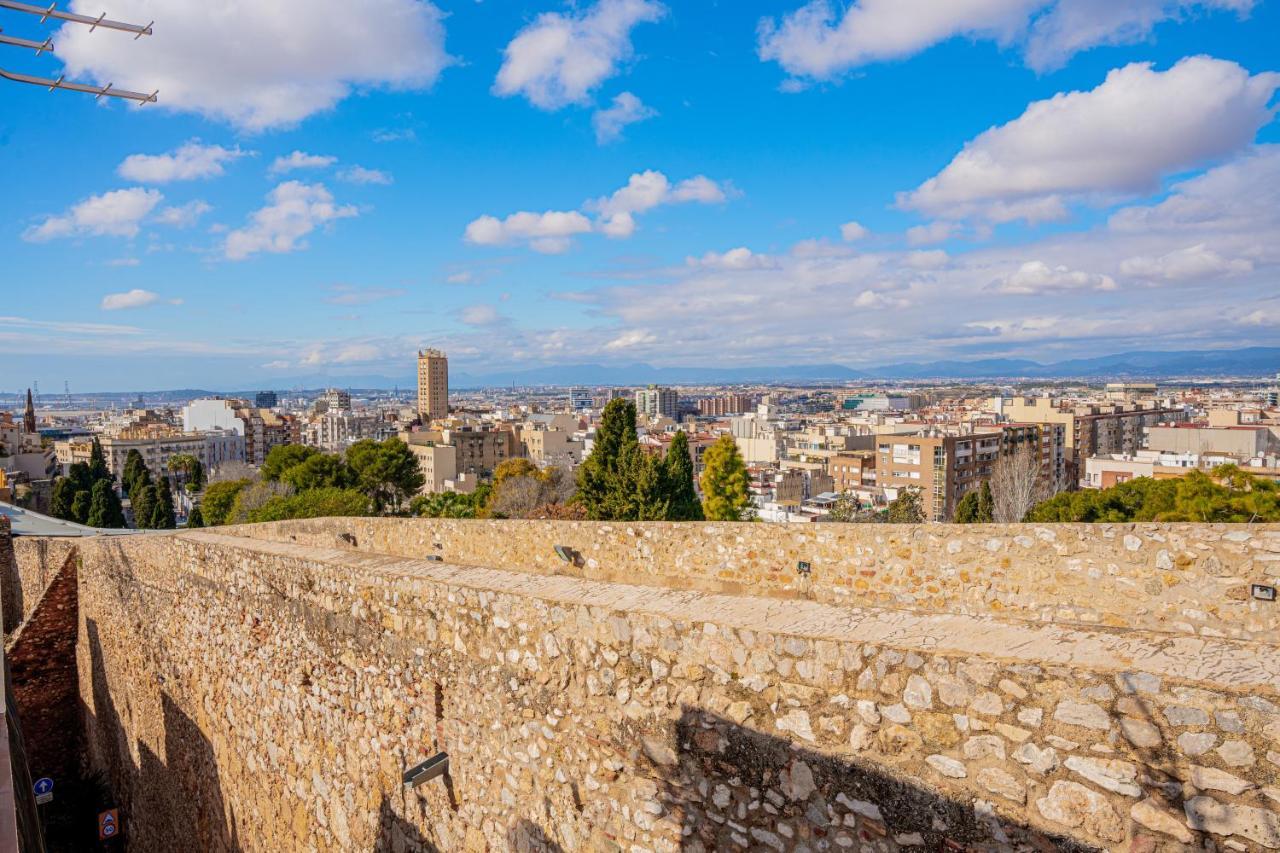2 En La Muralla Romana Junto A La Catedral Tarragona