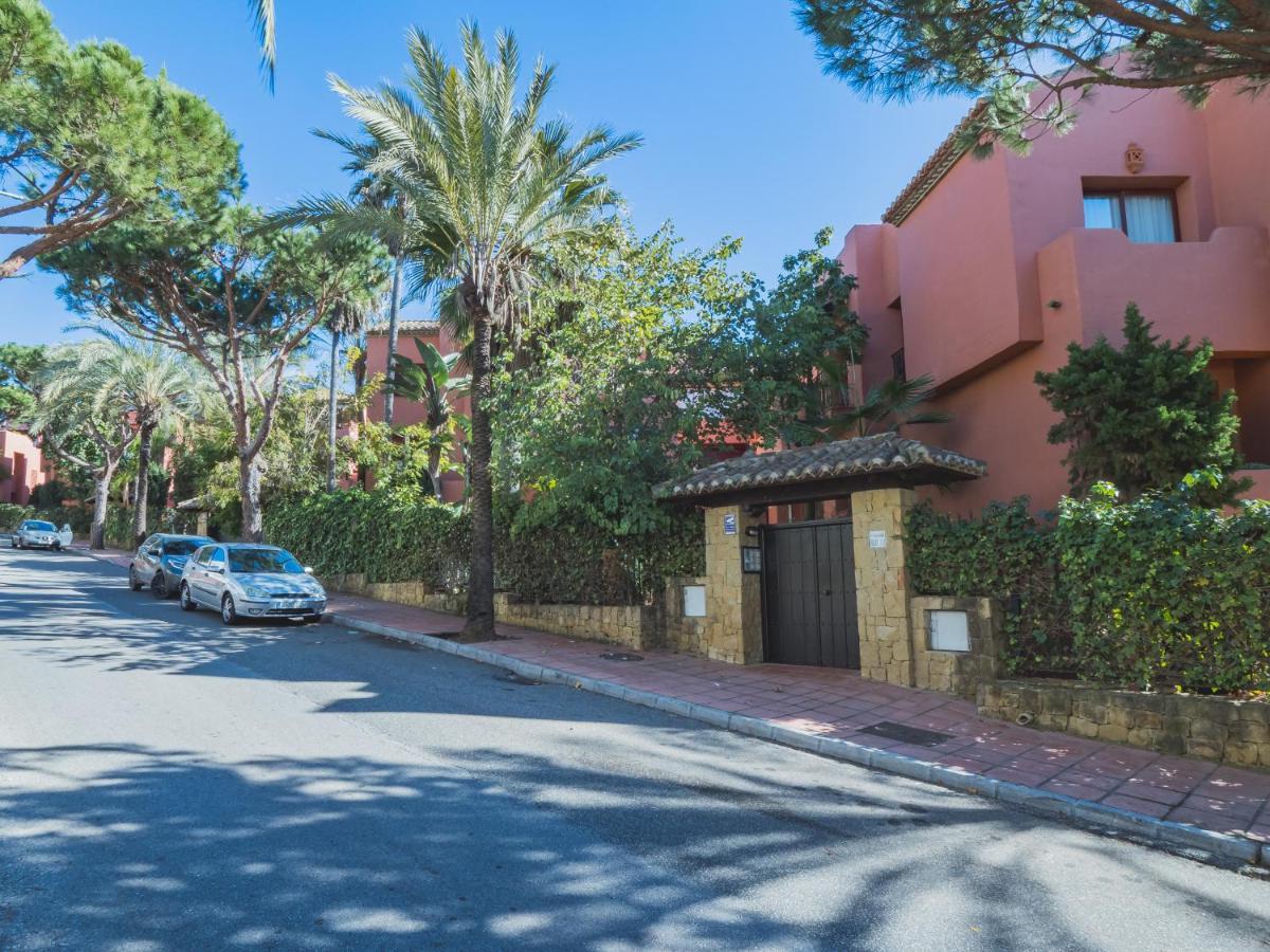 Cubo's & Parking Jardines De Don Carlos Marbella