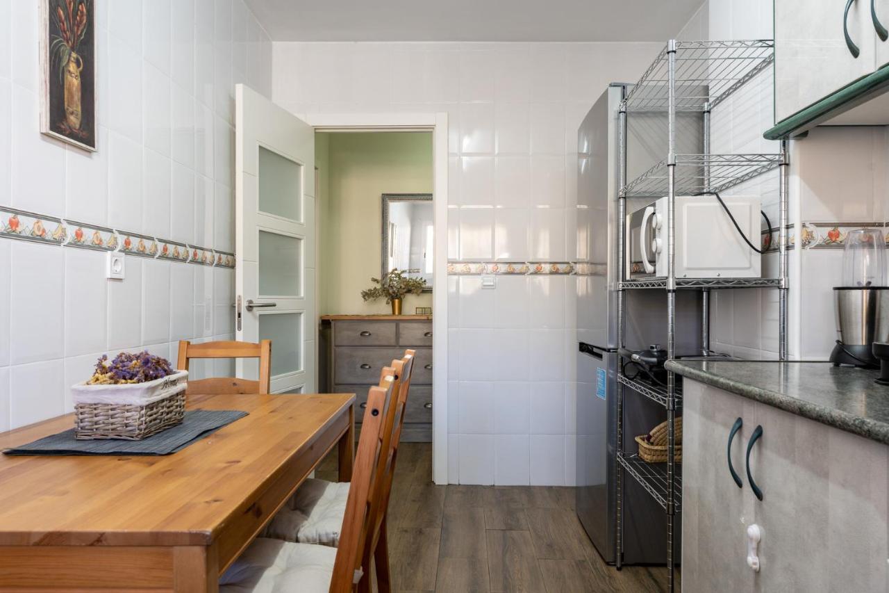 Seaside Bliss 2br With Tranquil Terrace Pool And Parking Apartamento
