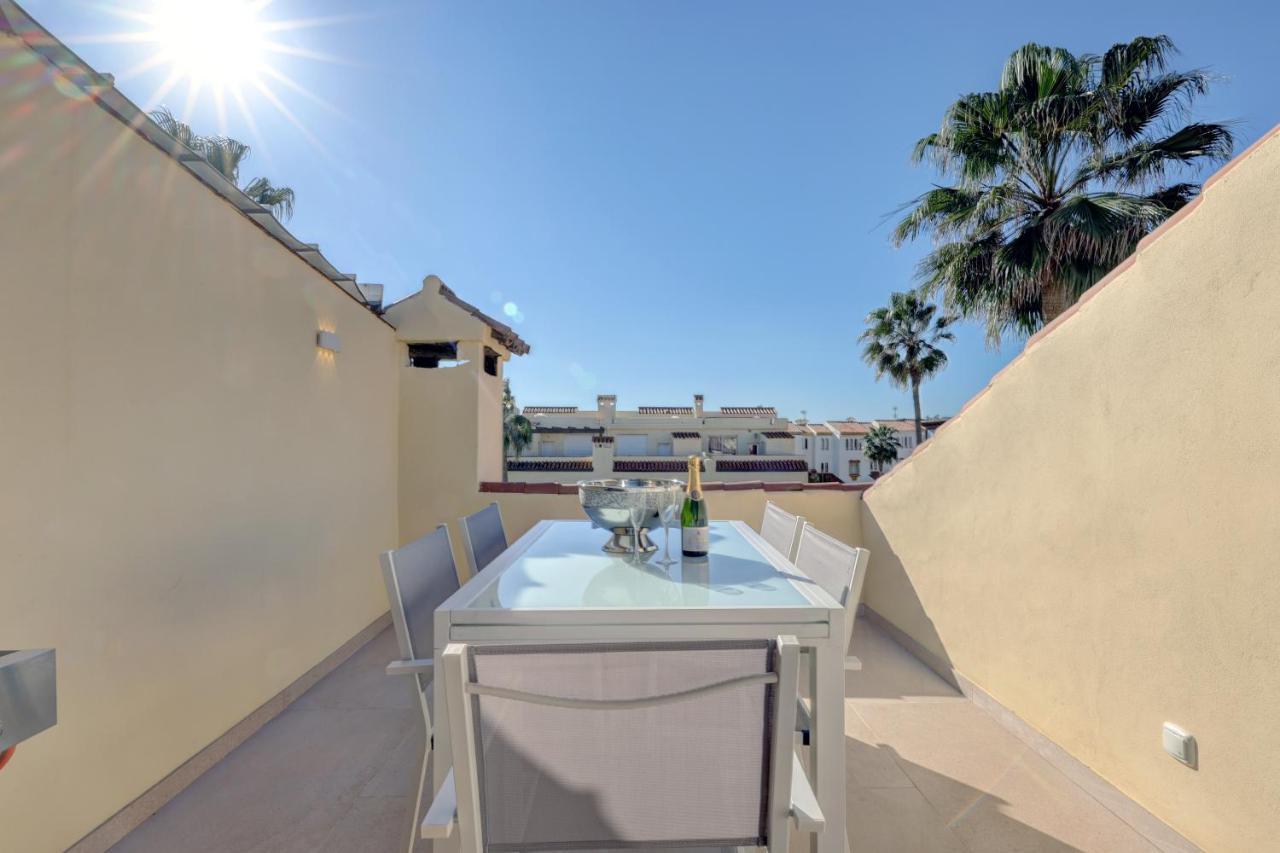 Coastal Luxury: Modern Beachfront Townhouse With Pool And Sea Views Manilva