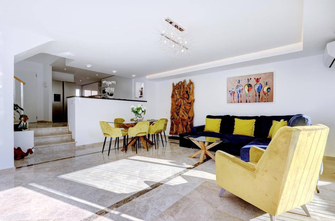 Coastal Luxury: Modern Beachfront Townhouse With Pool And Sea Views * Manilva