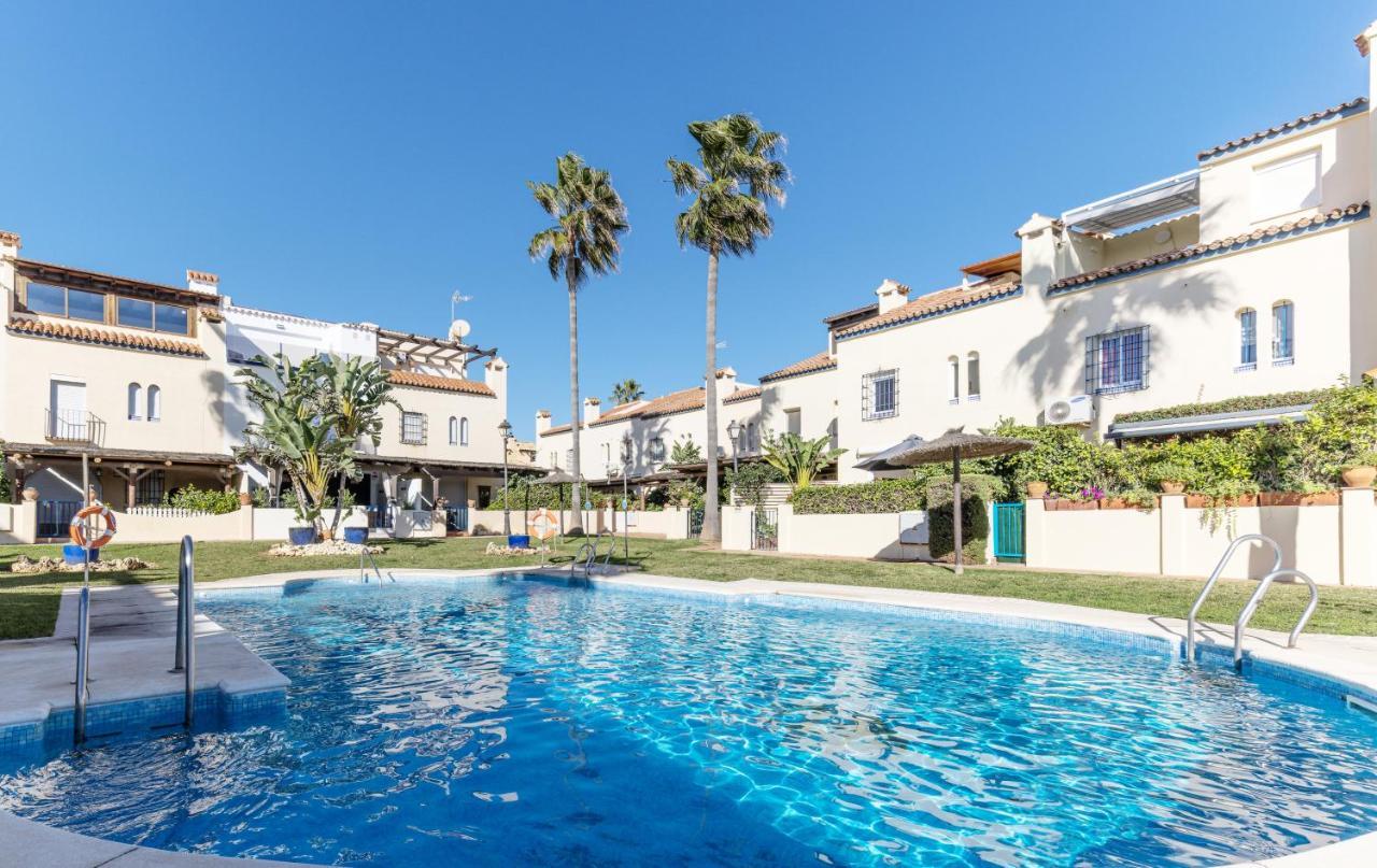 Holiday home Coastal Luxury: Modern Beachfront Townhouse With Pool And Sea Views Manilva