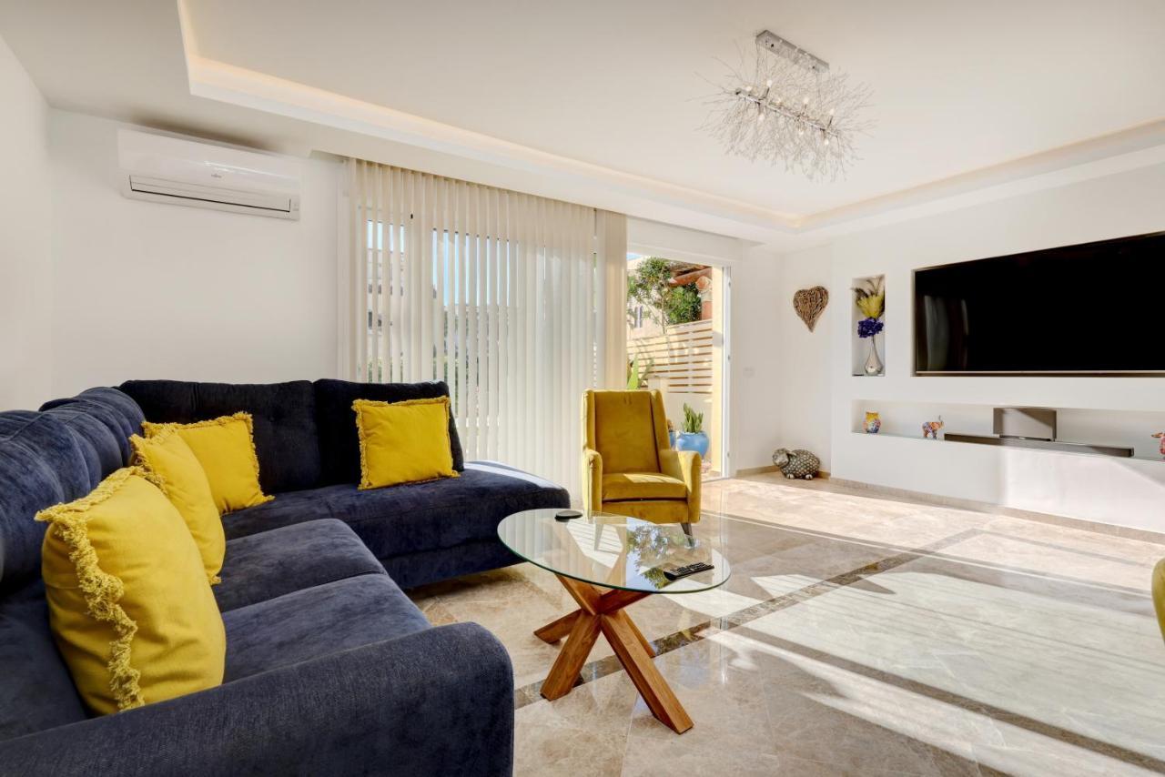 Coastal Luxury: Modern Beachfront Townhouse With Pool And Sea Views Holiday home