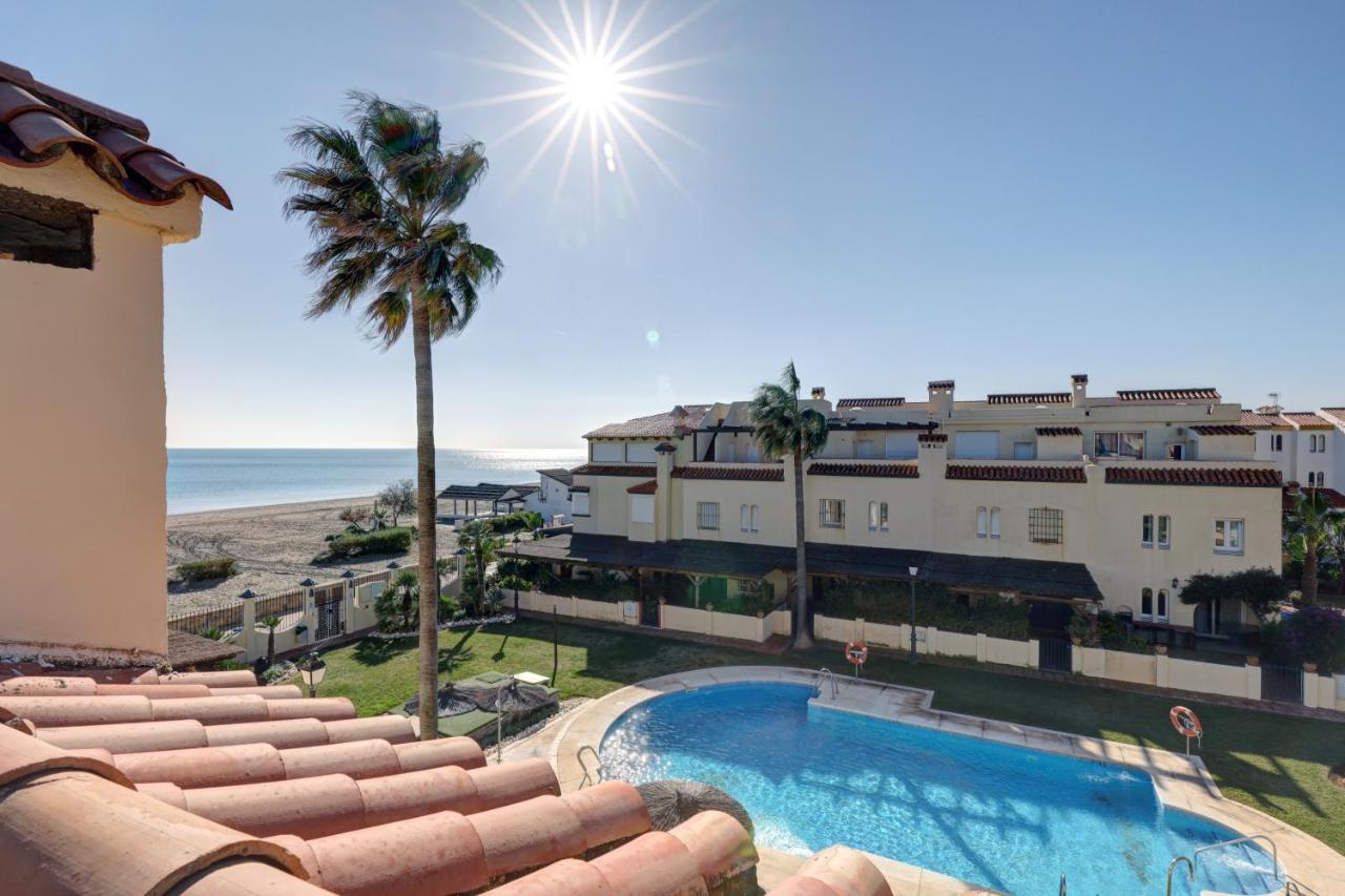 Coastal Luxury: Modern Beachfront Townhouse With Pool And Sea Views Holiday home Manilva