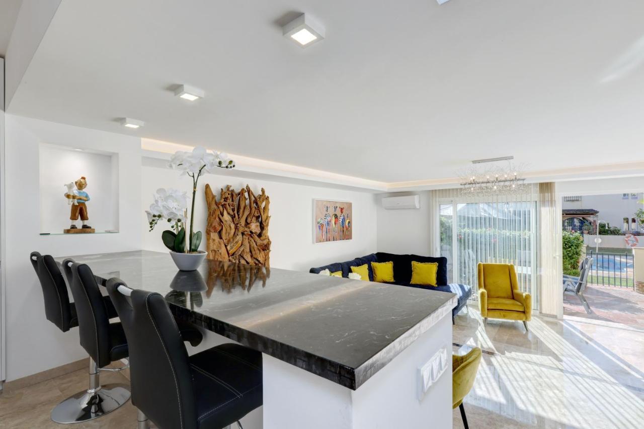 Coastal Luxury: Modern Beachfront Townhouse With Pool And Sea Views Manilva