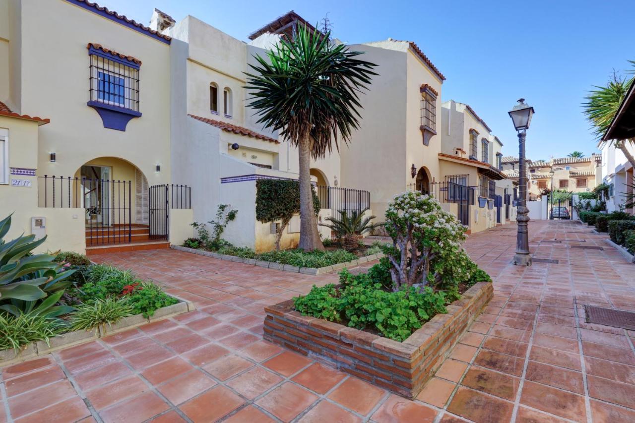 Coastal Luxury: Modern Beachfront Townhouse With Pool And Sea Views Holiday home Manilva