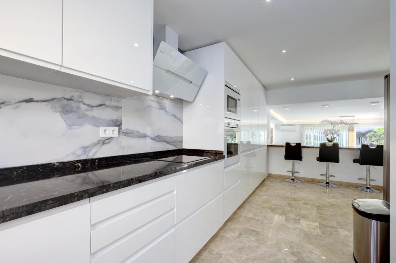 Holiday home Coastal Luxury: Modern Beachfront Townhouse With Pool And Sea Views *