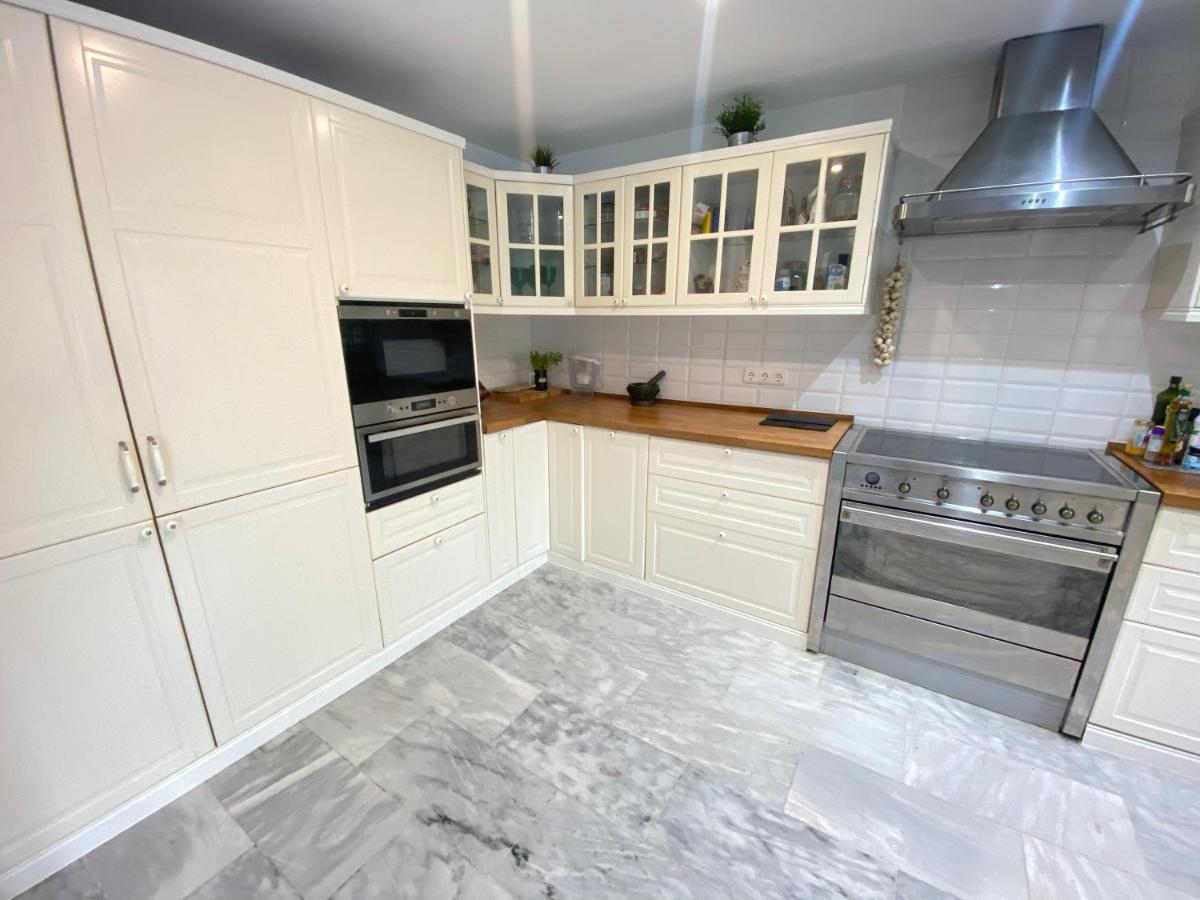 Сasa de vacaciones Modern Townhouse 7 Mins Walk From The And 15 Mins From Port Manilva