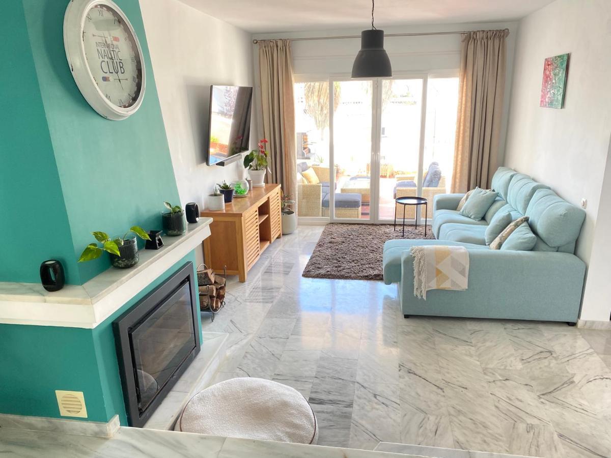 Сasa de vacaciones Modern Townhouse 7 Mins Walk From The And 15 Mins From Port Manilva
