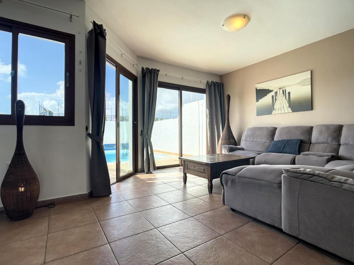 Rosa Gadis Villa Costa Teguise