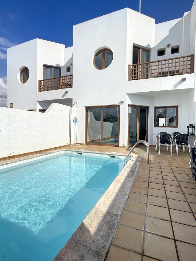 Rosa Gadis Costa Teguise