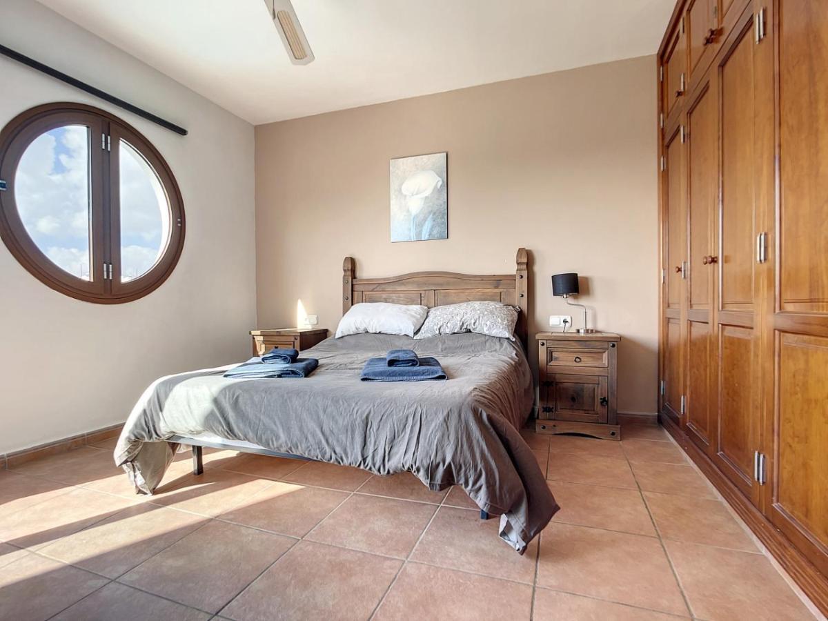 Rosa Gadis Villa Costa Teguise