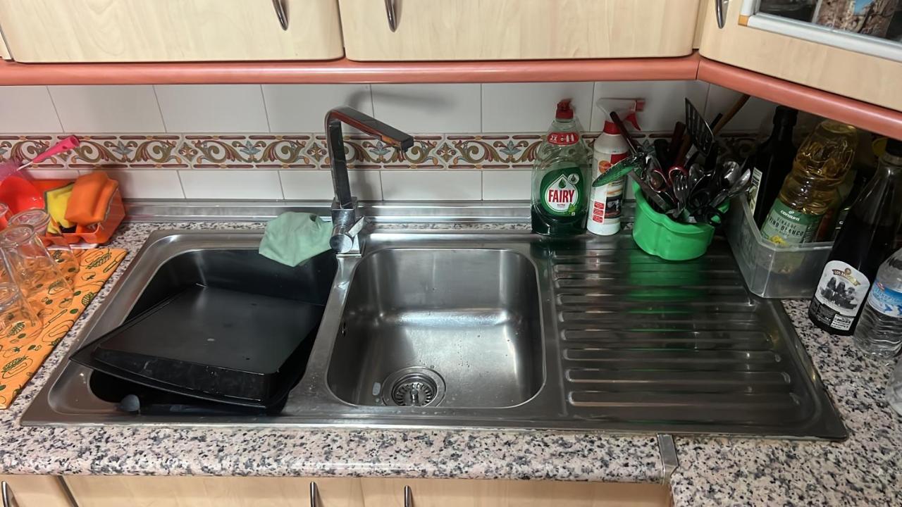 Homestay Casa Ideal Familias Y Grupos Con Balcones Exterior Soleada Patios Cerca Alhambra, Sierra Nevada, Rio Genil, Lancha Del Genil, Parque Llano Y Reloj Del Sol Con Barbacoas, Campo De Futbol, Circuito Gimnasia