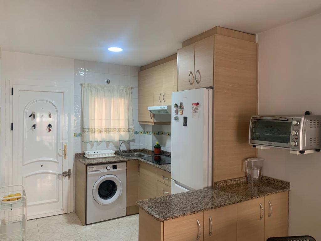 Oasis Apartment: Beachside Comfort In *