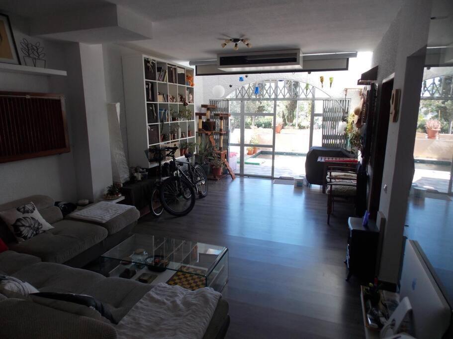 Spacious 2 Bedroom W/ Own Pool 5 Minutes Walk To Beach *