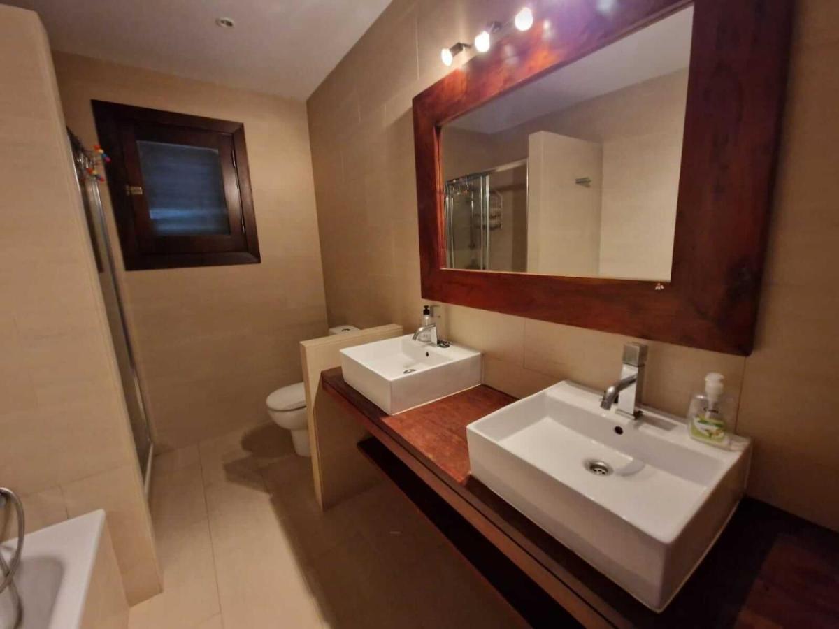 Villa - Spacious 10p With Communal Pool