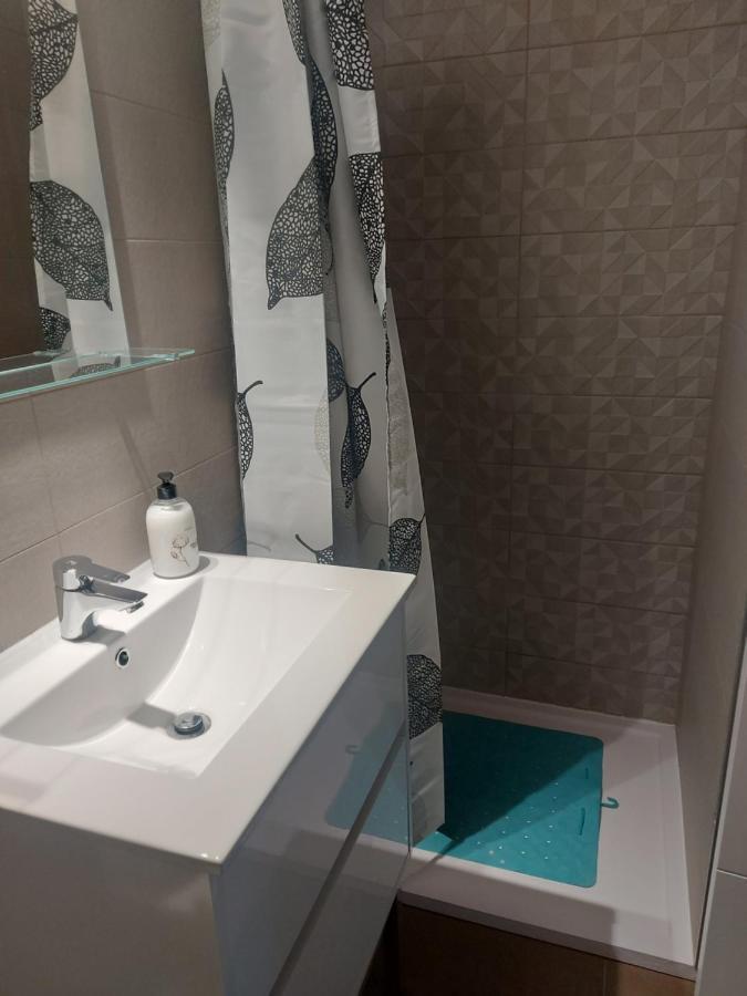 Apartment Valle-niza: Beachfront Retreat In Velez-malaga