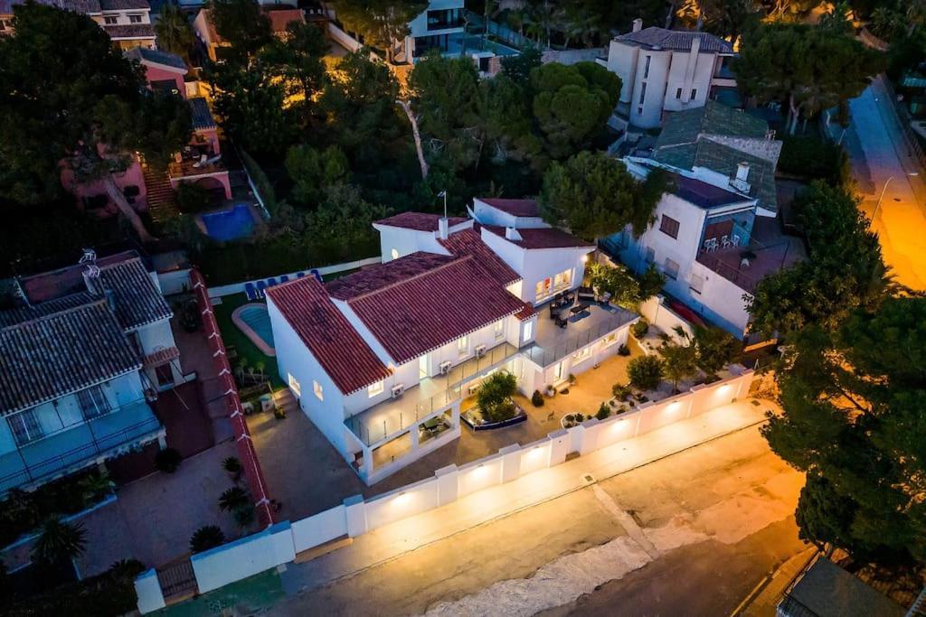 Entire Large Next To Award-winning Villa