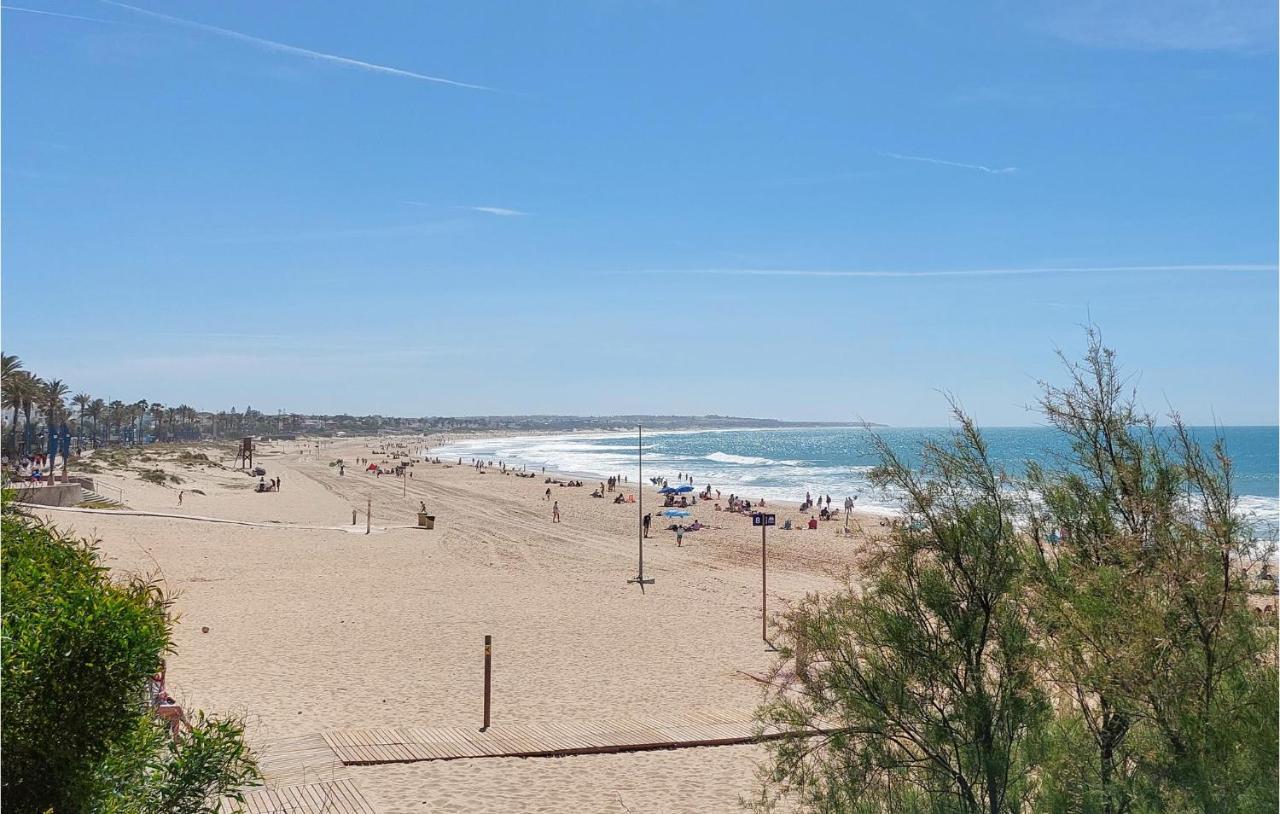 2 Bedroom Awesome In Chiclana De La Fronter *