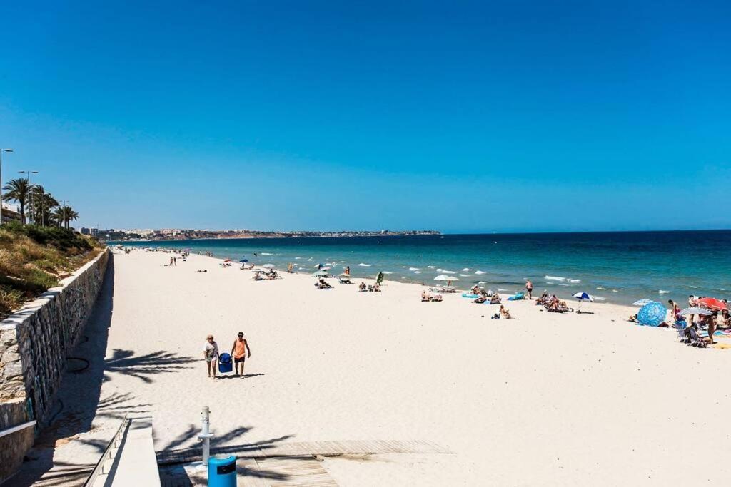 Spacious 2 Bedroom W/ Own Pool 5 Minutes Walk To Beach *