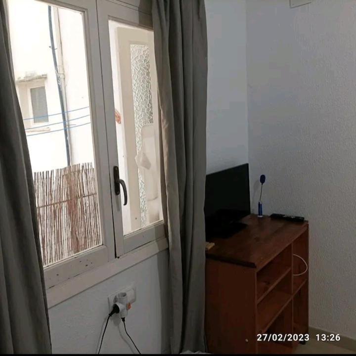 Guest house Camera Privata Singola In Appartamento, Bagno In Comune, Aria Condizionata Caldo Freddo, Wifi, Tv