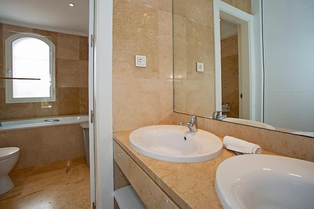 Beautiful And Quiet Family Townhouse In Great Location Сasa de vacaciones Marbella
